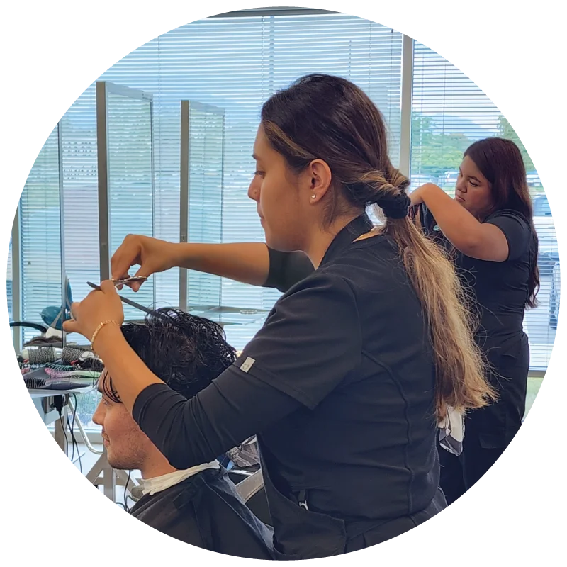 estudiantes aprendiendo cosmetología en Utah